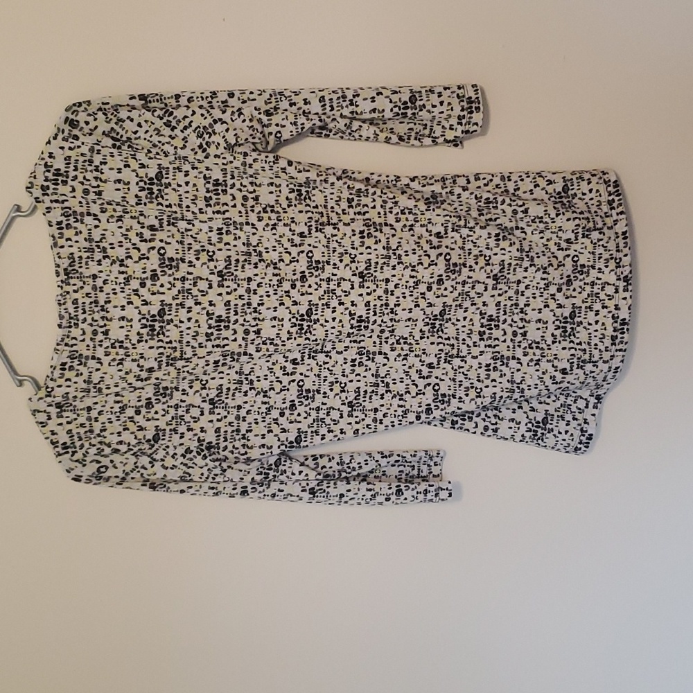 Worthington Black, white and yellow patterned  blouse. - Picture 4 of 4